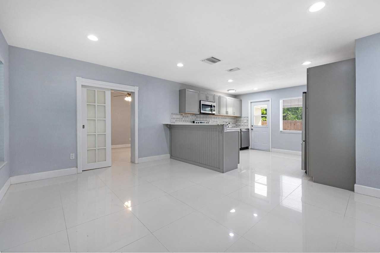 980 Oleander Rd - Photo 6 of 37
