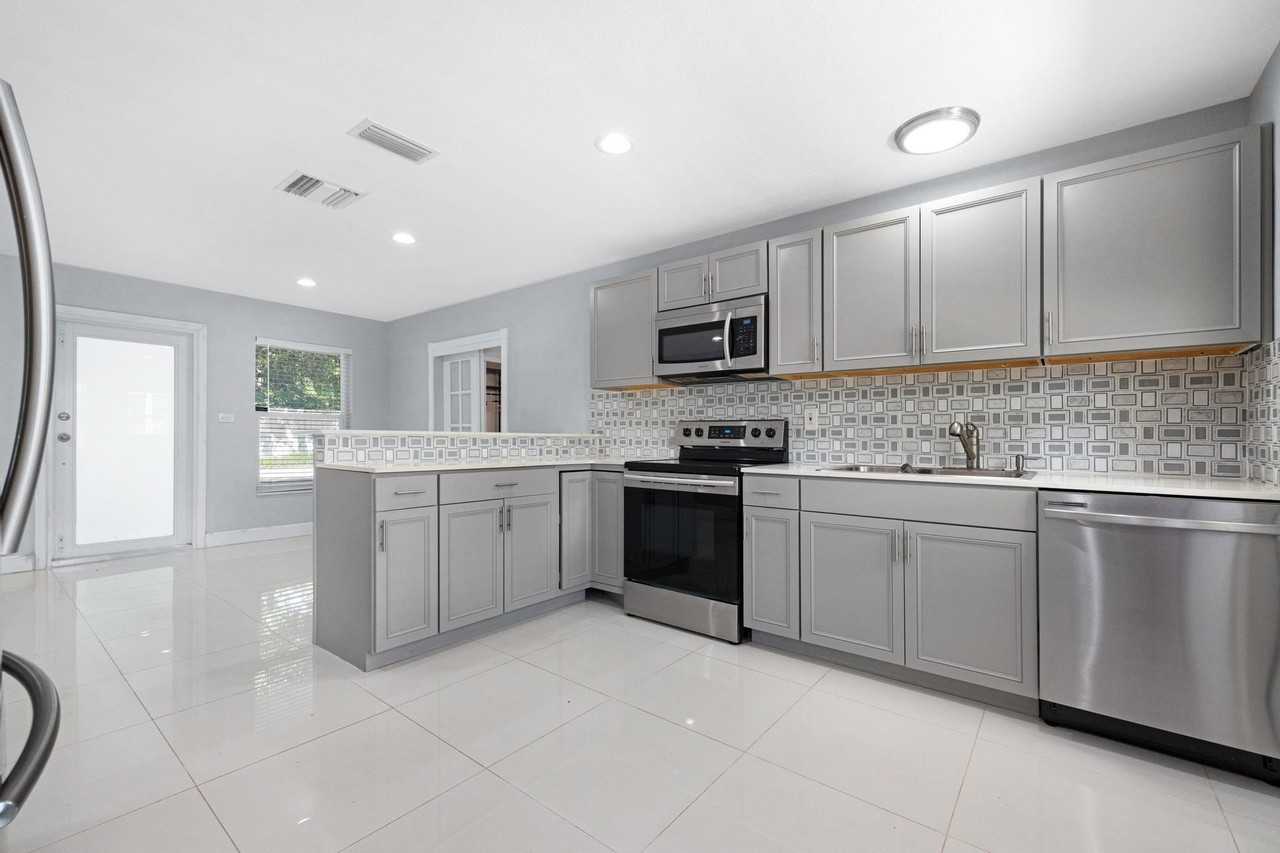 980 Oleander Rd - Photo 7 of 37