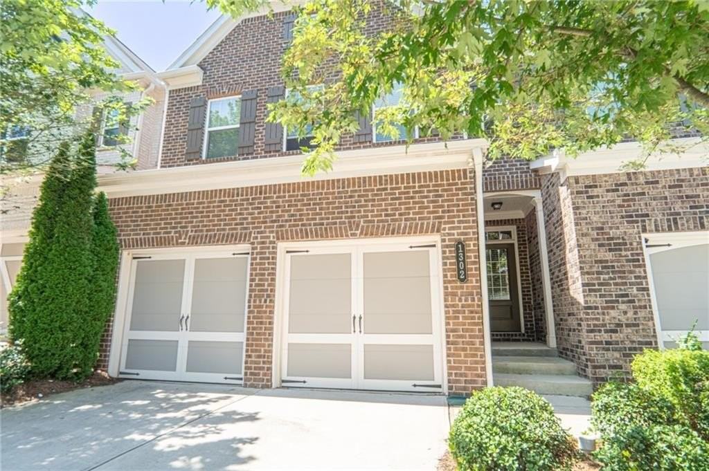 1302 Endicott Ct - Photo 3 of 20