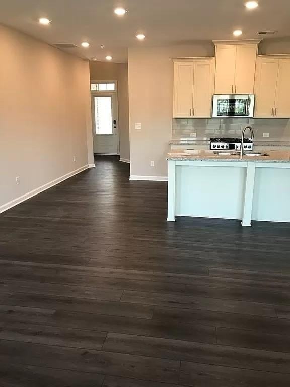 1302 Endicott Ct - Photo 5 of 20