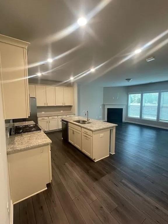 1302 Endicott Ct - Photo 6 of 20