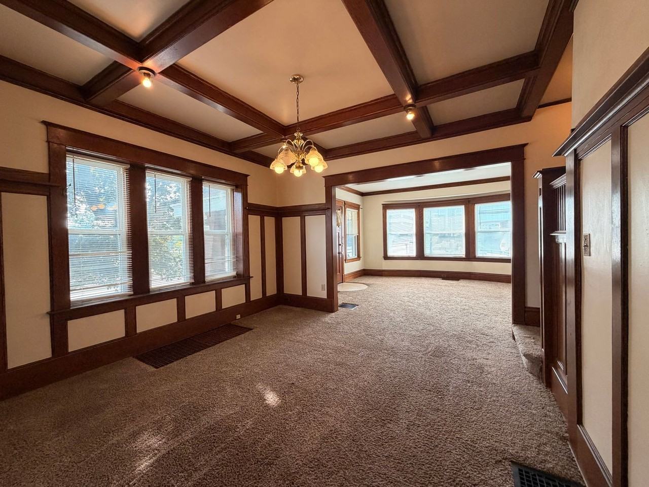 501 Coit Ave Ne - Photo 5 of 33