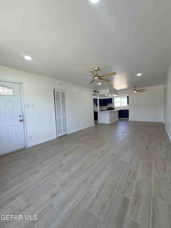 7605 Parkland Dr - Photo 4 of 24