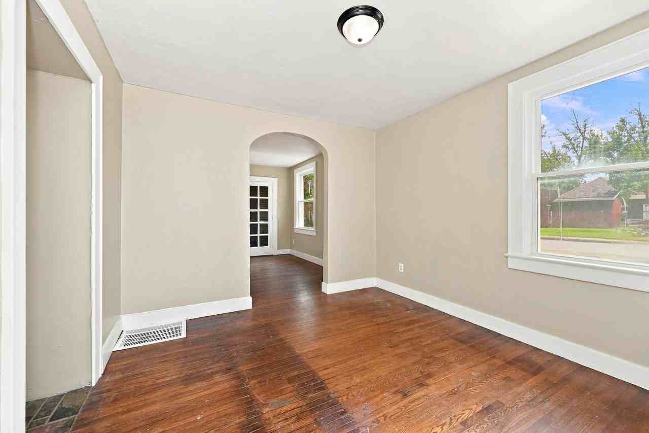 129 S King St - Photo 5 of 9