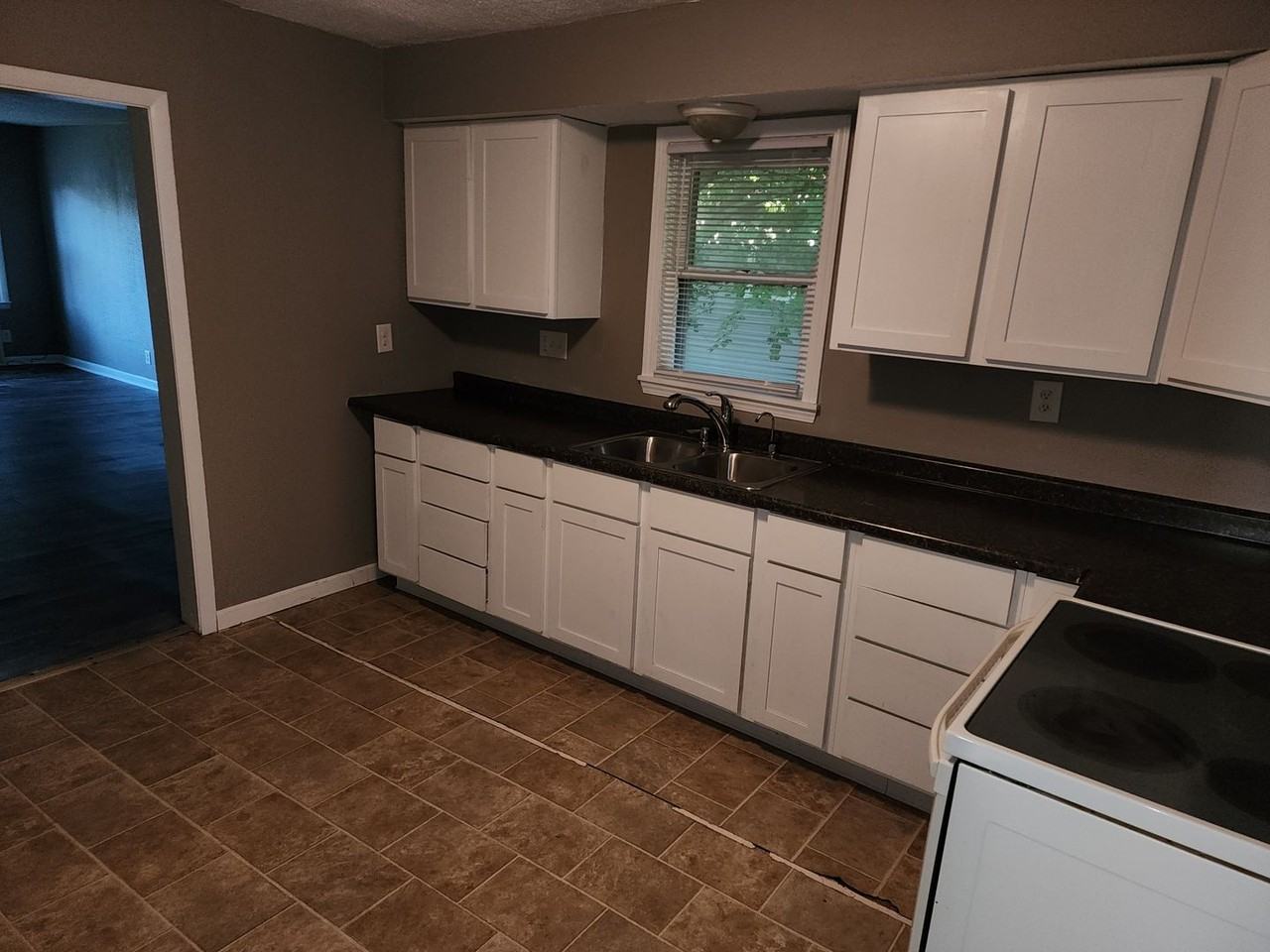 1315 W 10th St - Photo 2 of 3