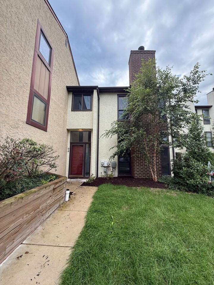 94 Palace Ct - Photo 2 of 15