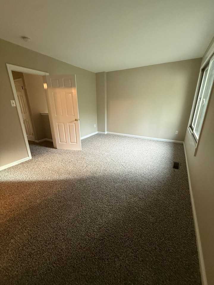 94 Palace Ct - Photo 4 of 15