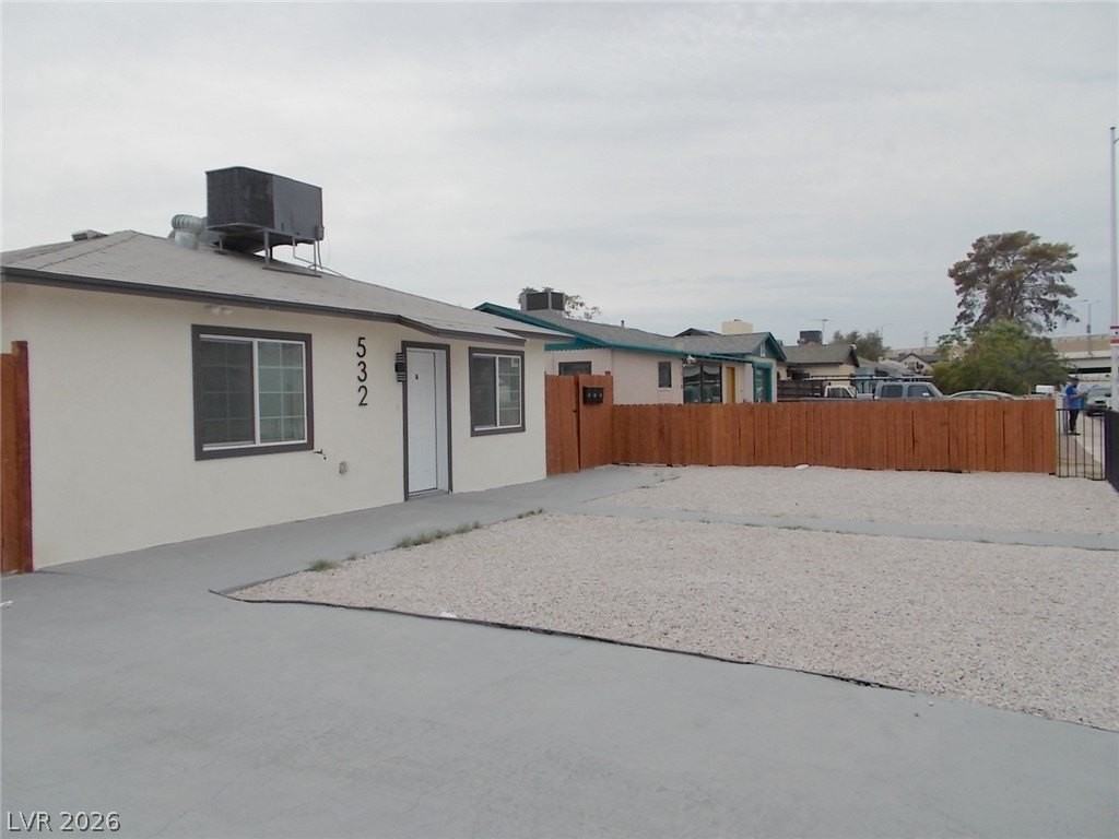 532 N 9th St #B - Photo 2 of 15