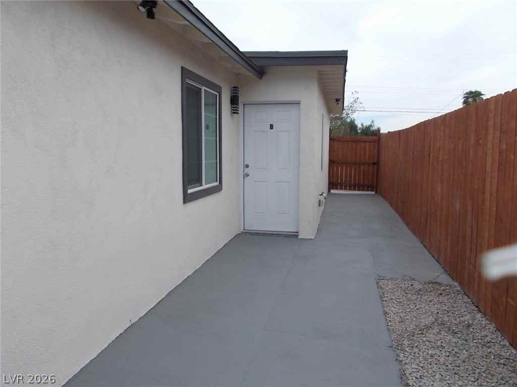532 N 9th St #B - Photo 3 of 15