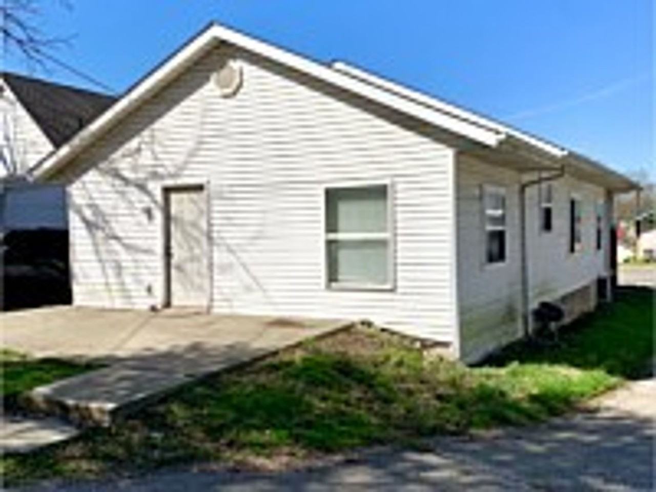 1413 S Walnut St - Photo 2 of 17