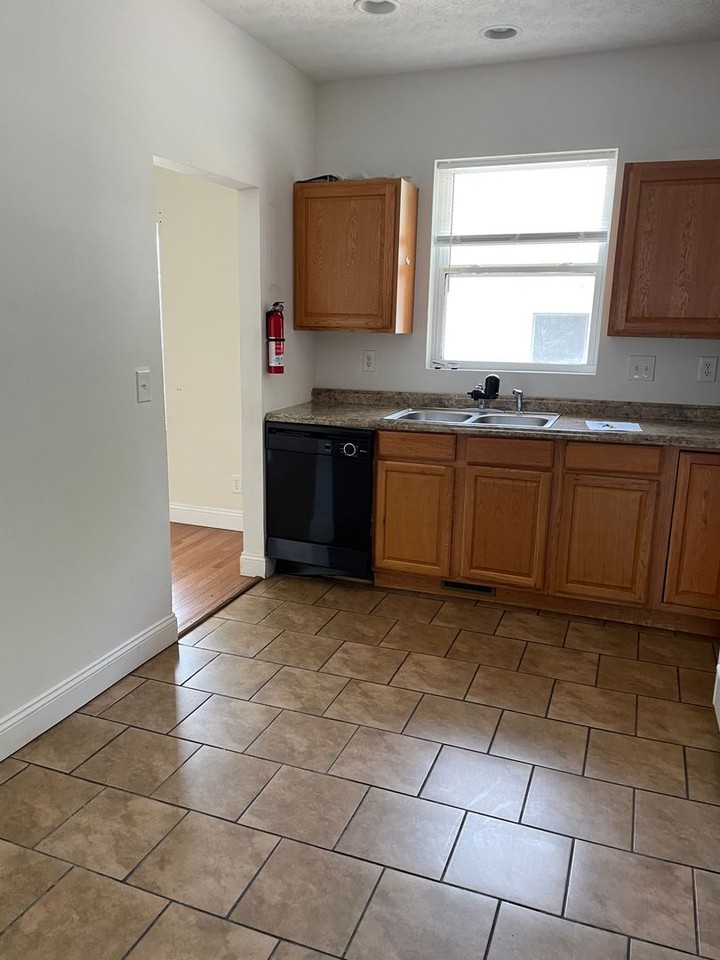 1413 S Walnut St - Photo 6 of 17