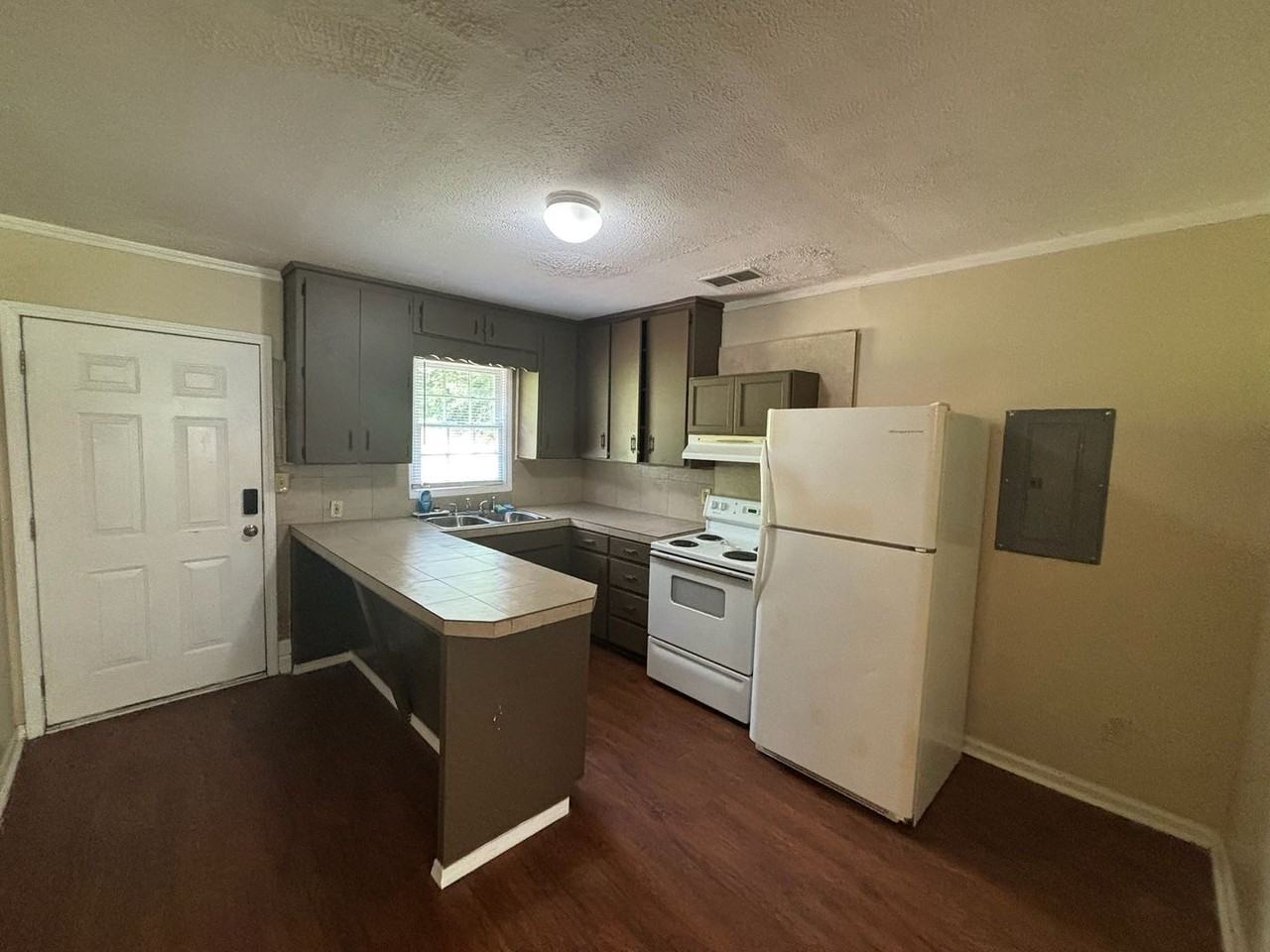 7 Newberry Dr - Photo 3 of 28