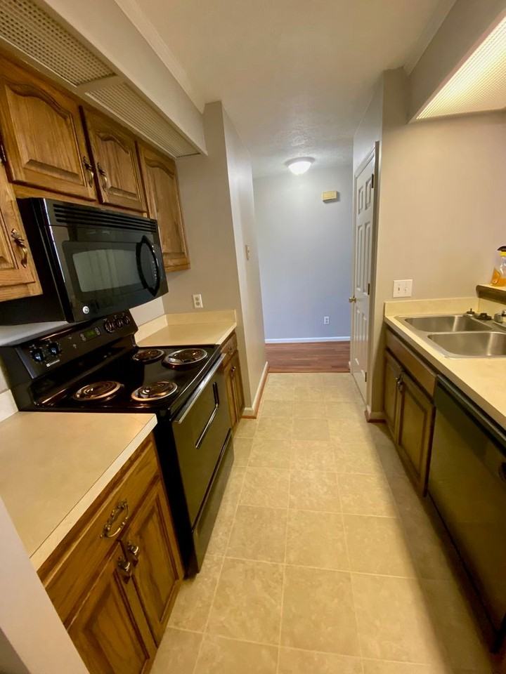 219 Village Cir W - Photo 5 of 14