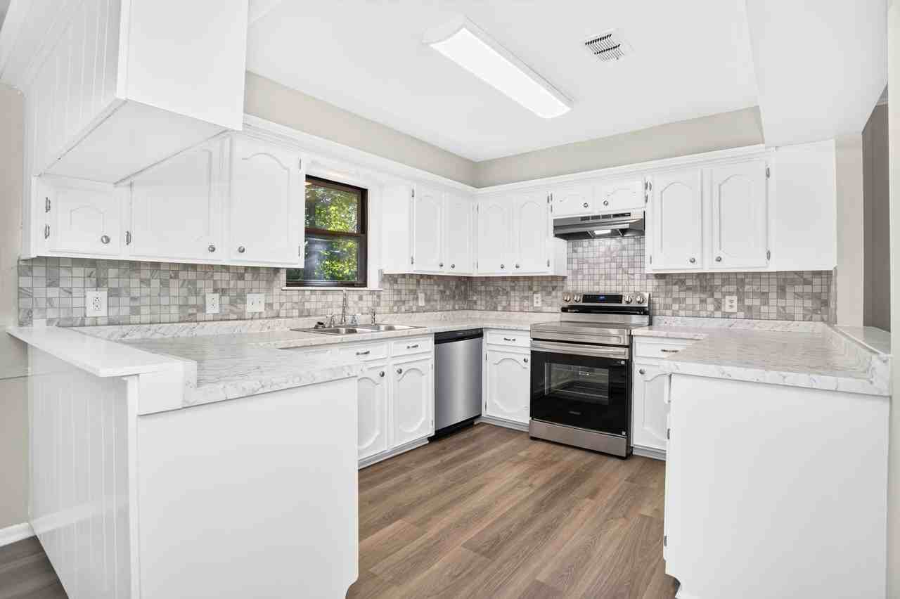 201 Robinhood Dr - Photo 3 of 11