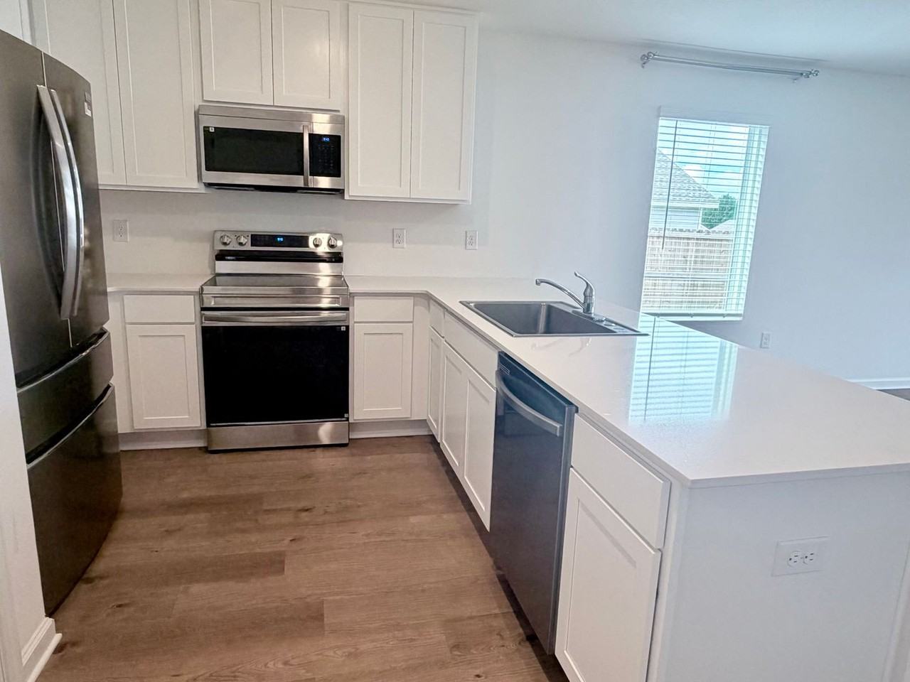 1021 Sandhills Ln - Photo 5 of 18