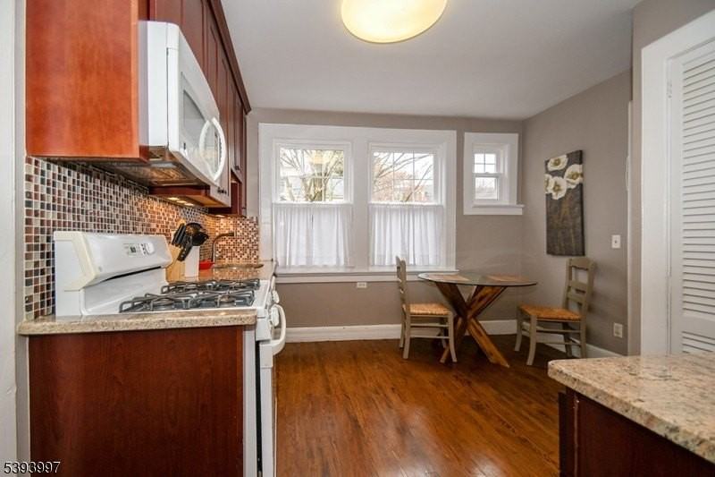 123 Baker St - Photo 5 of 11