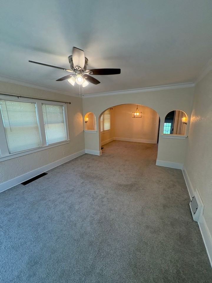 813 W Maywood Ave - Photo 3 of 20