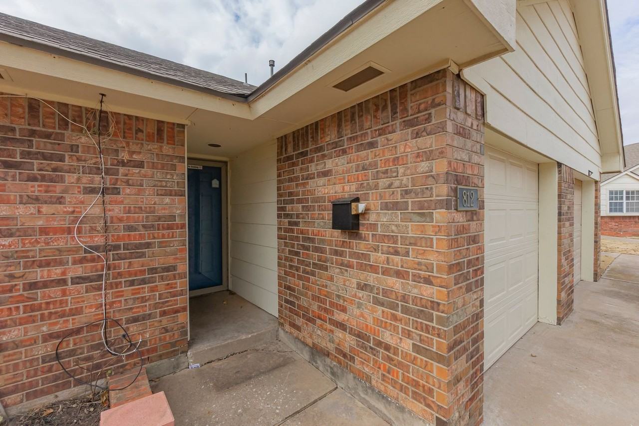810 Delmar Cir - Photo 4 of 32