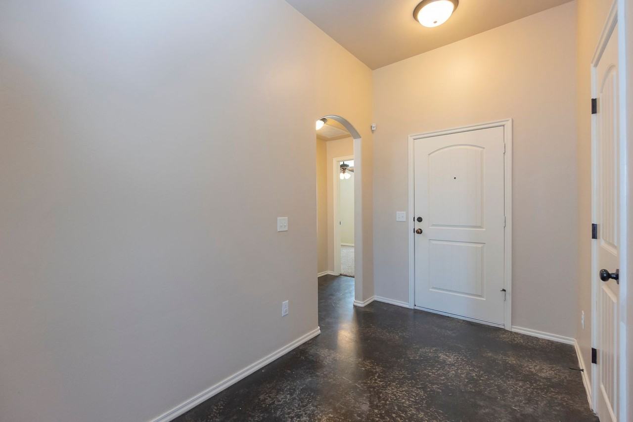 825 Se 8th St - Photo 2 of 22