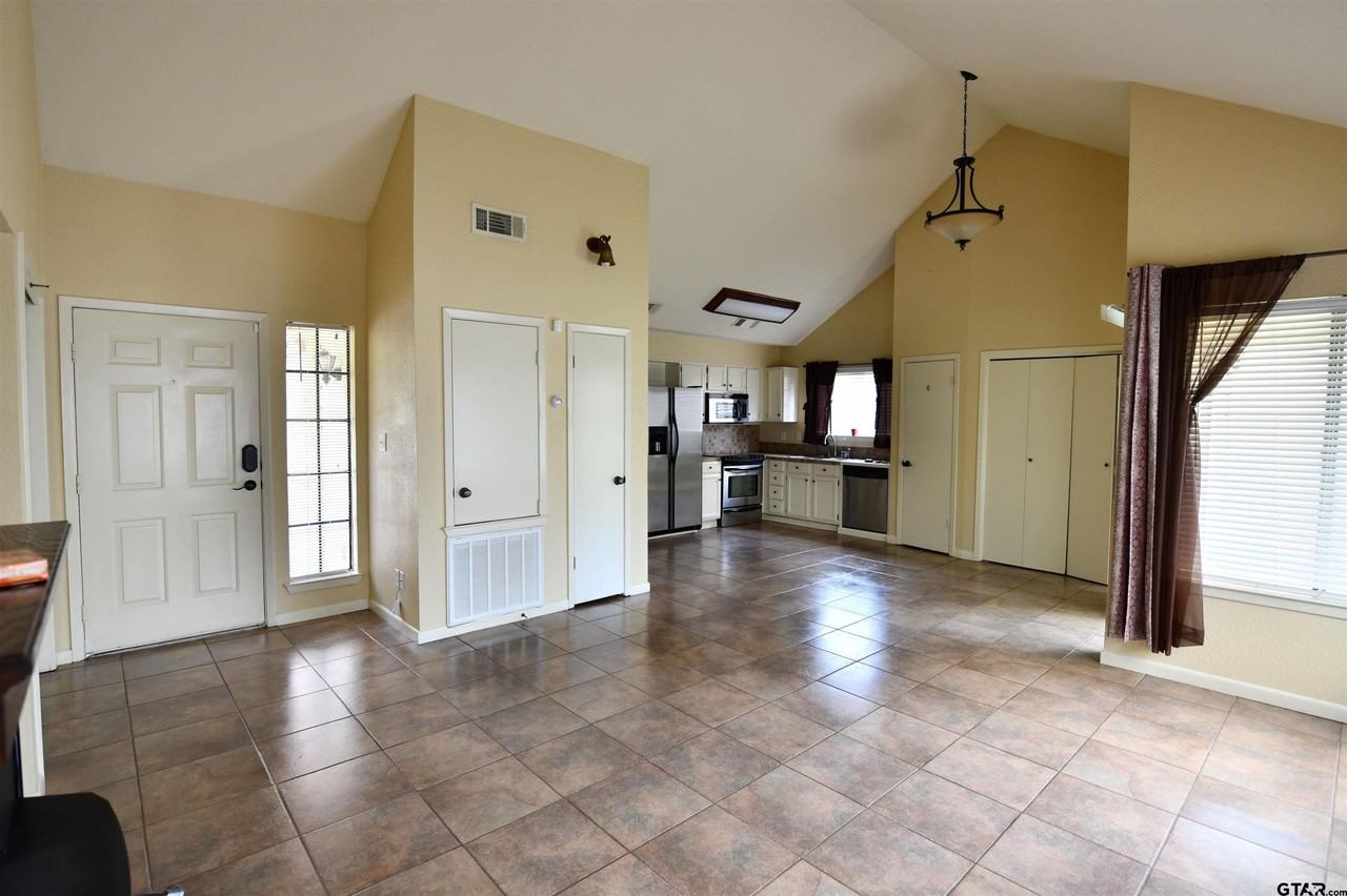 1725 Eaglewood Dr - Photo 3 of 11
