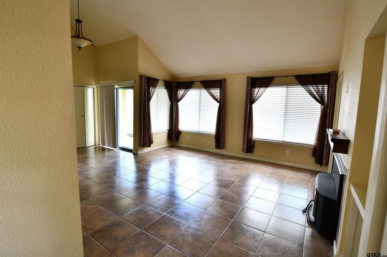 1725 Eaglewood Dr - Photo 4 of 11