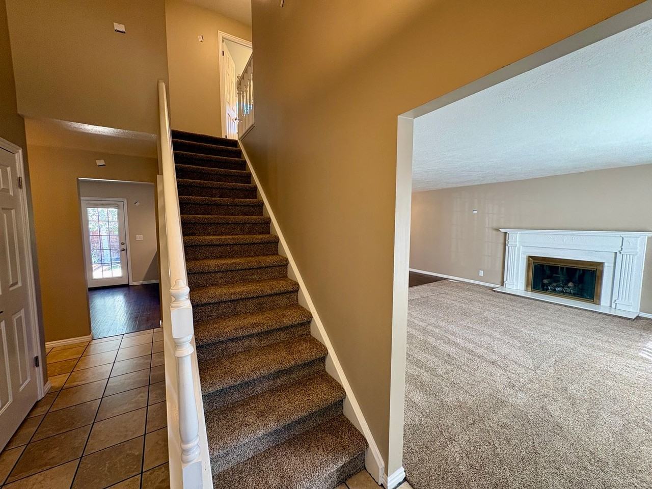 1453 E Vintry Cir - Photo 3 of 37