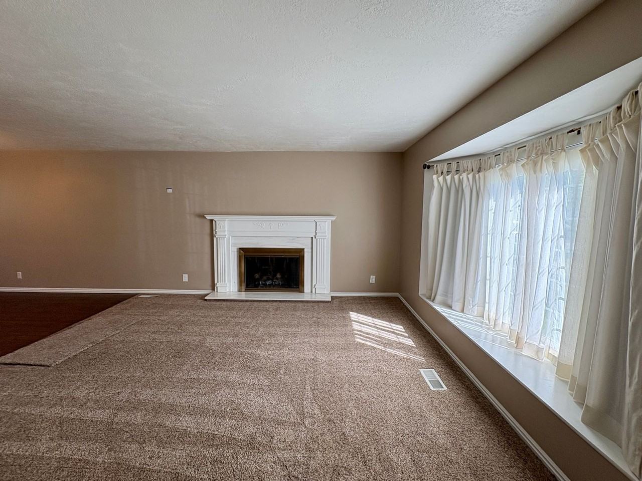 1453 E Vintry Cir - Photo 4 of 37