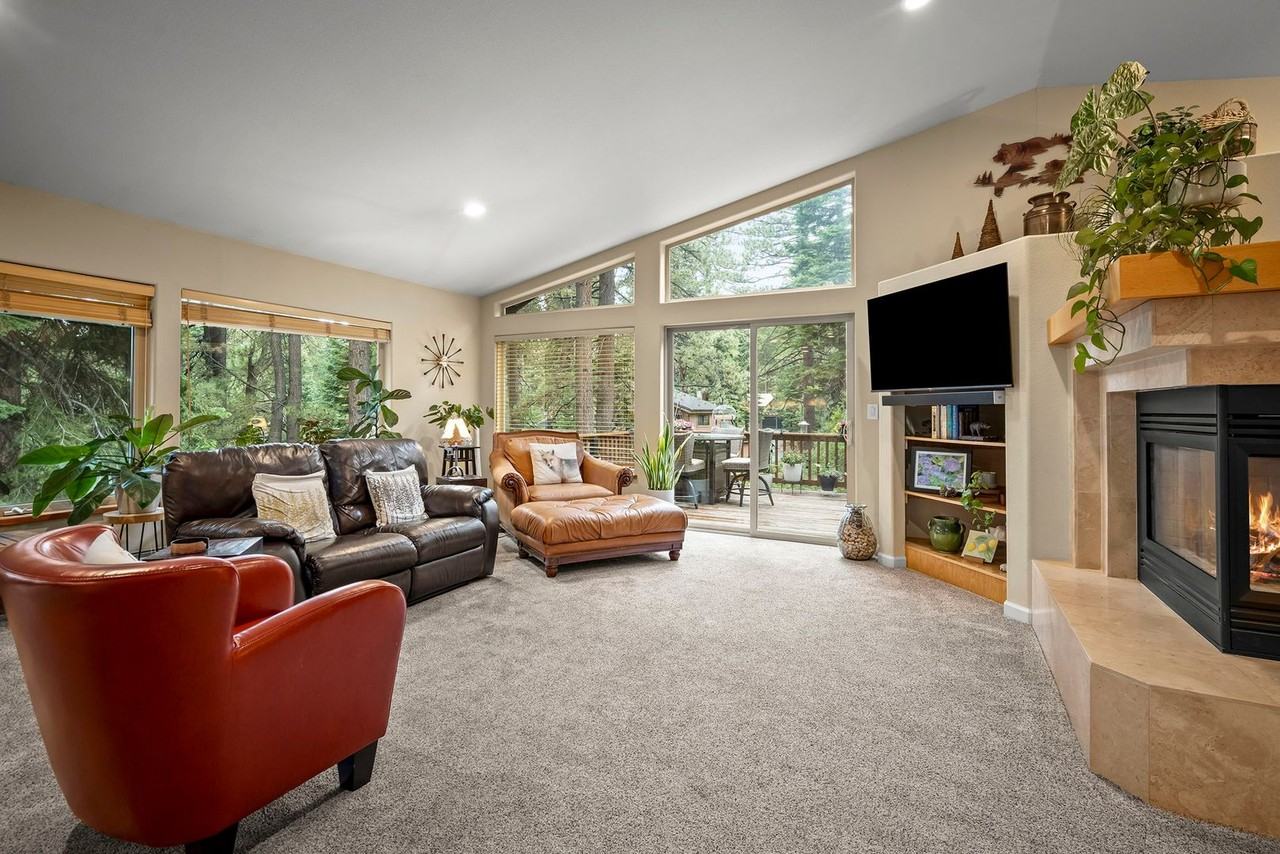 697 Carson Ct - Photo 3 of 36