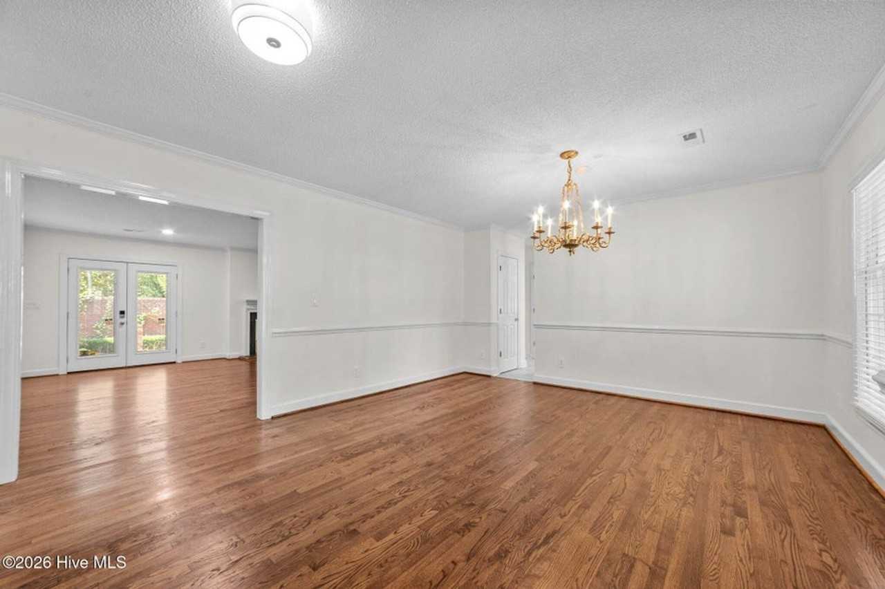 809 Greenbriar Rd - Photo 5 of 22