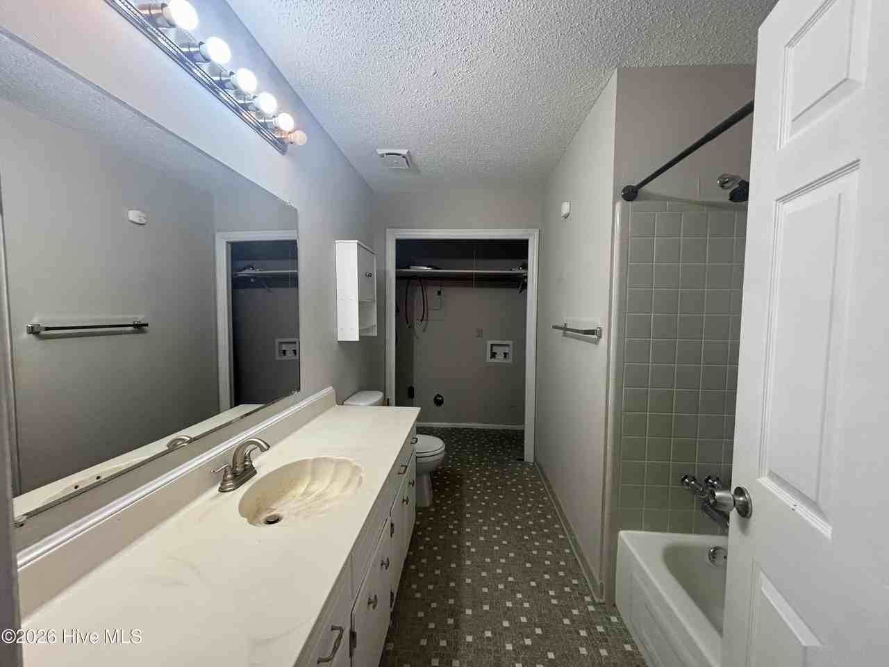 4047 Indian Creek Rd - Photo 6 of 14