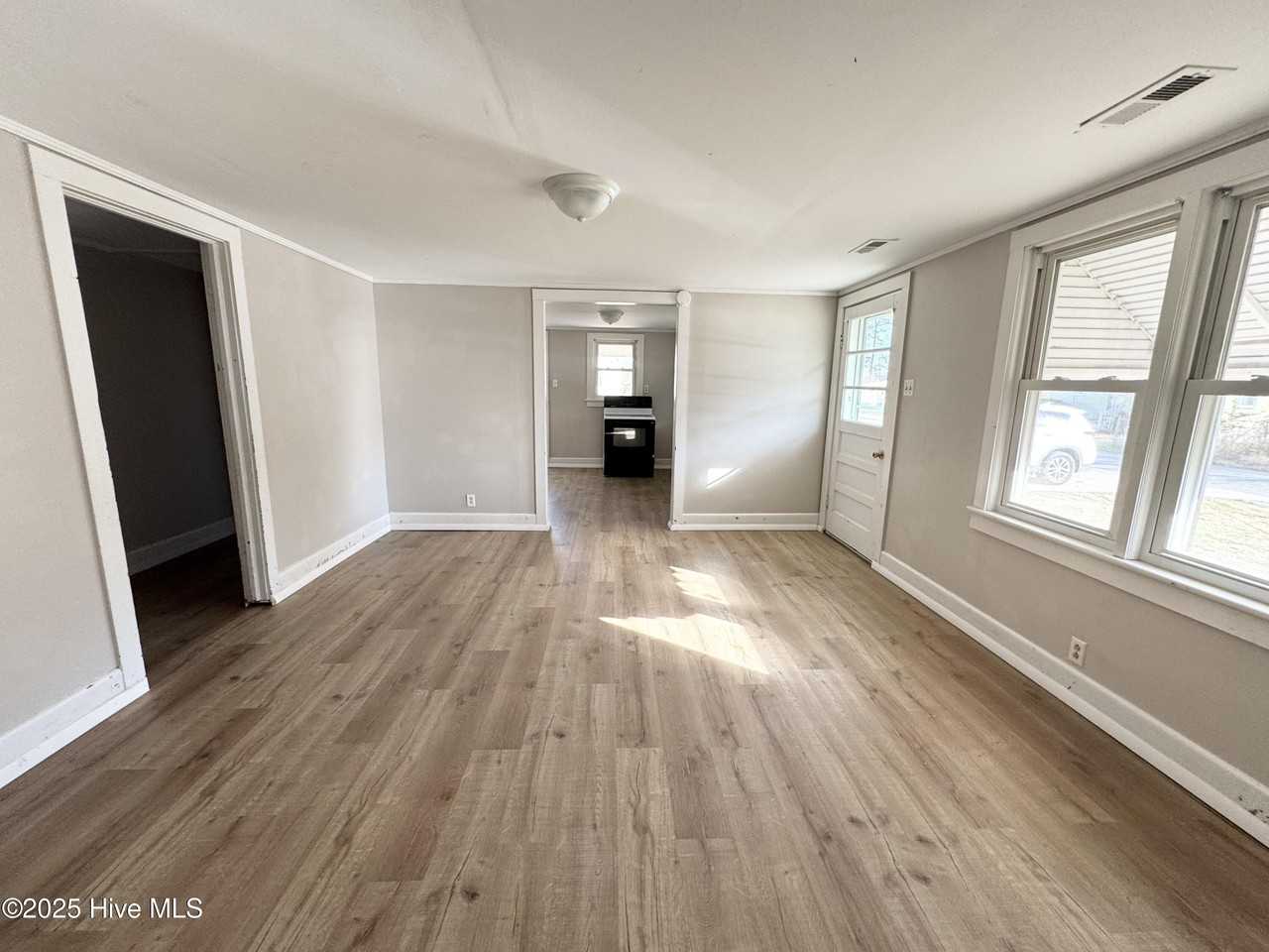 1005 Parsonage St - Photo 5 of 7