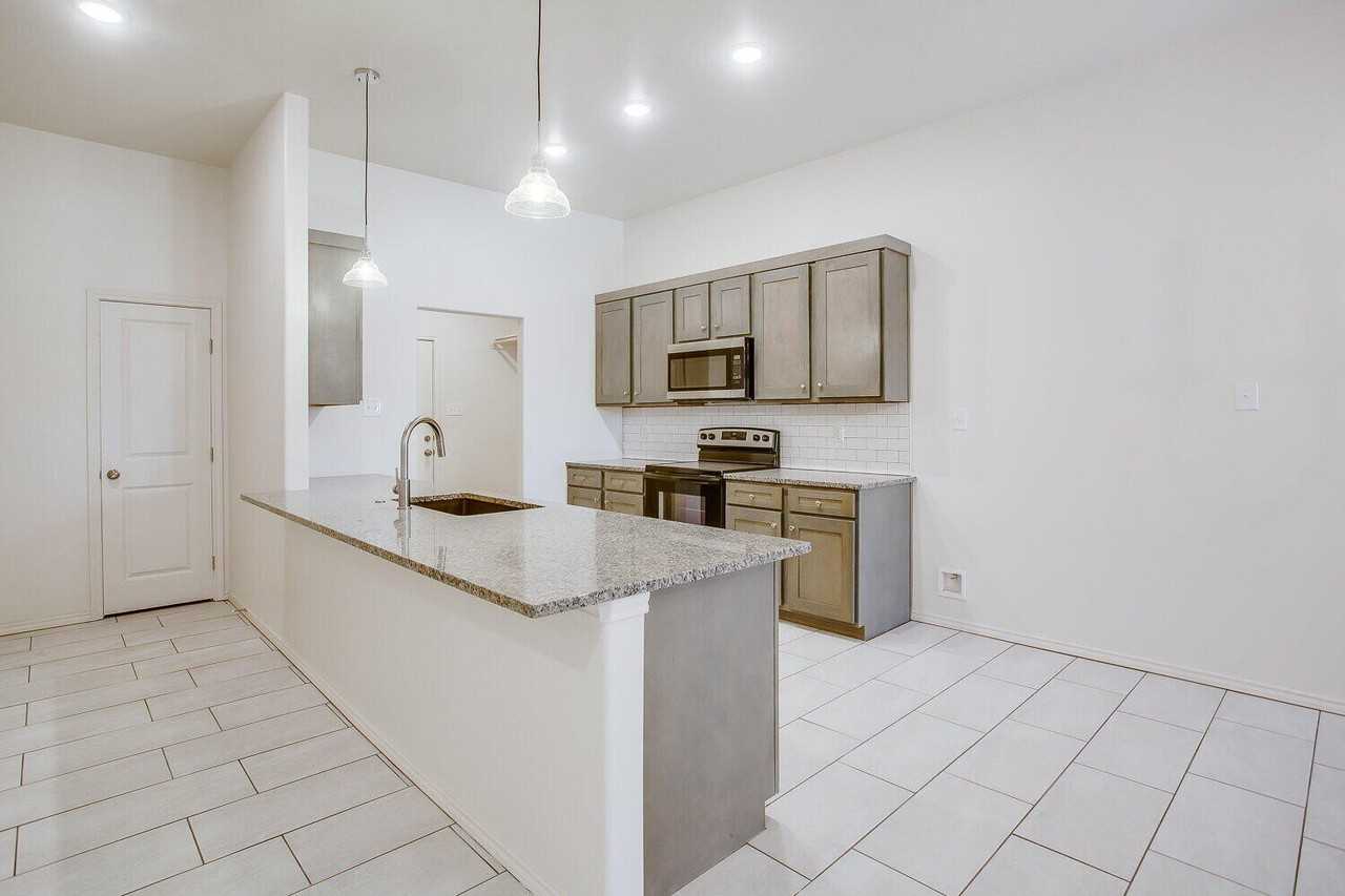1718 Corpus Ave - Photo 2 of 26