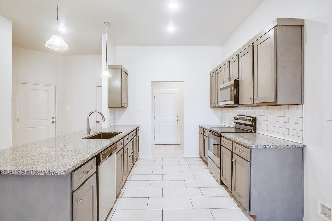 1718 Corpus Ave - Photo 3 of 26
