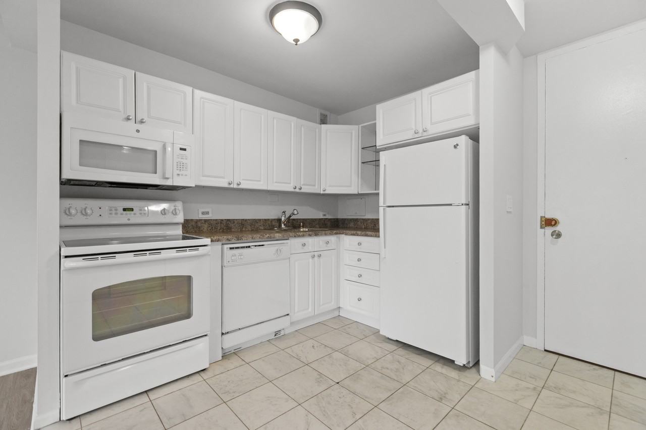 1344 N Dearborn St #14D - Photo 7 of 12