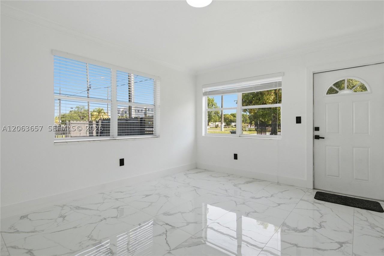 6053 Sw 63rd Ter #0 - Photo 4 of 12