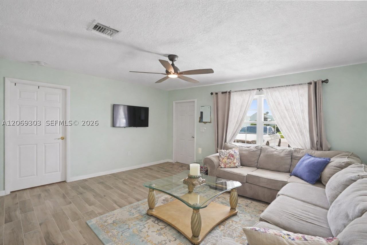142 Nw 10th Ct - Photo 5 of 33