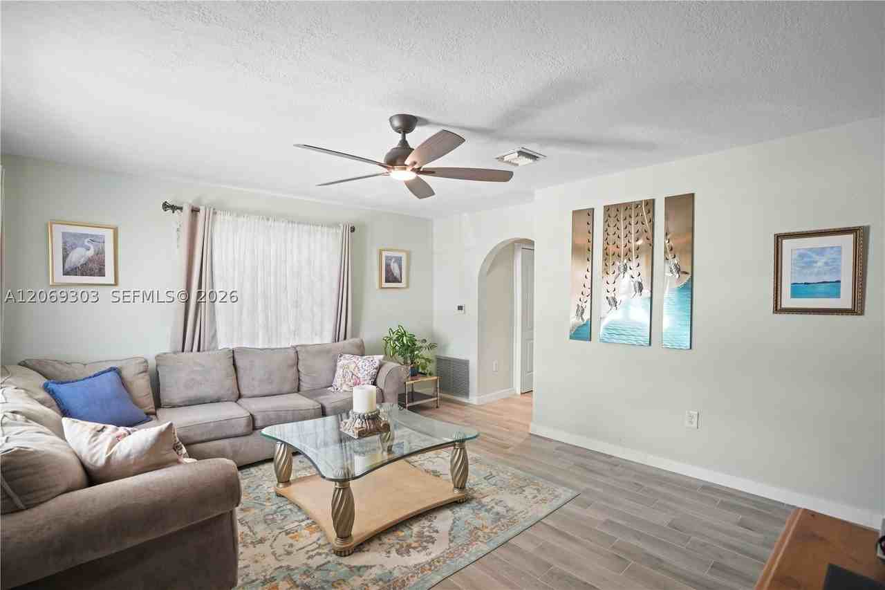 142 Nw 10th Ct - Photo 6 of 33