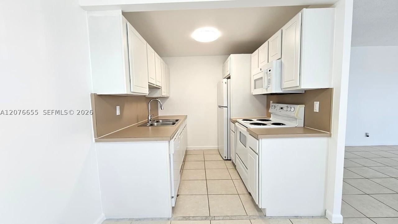 4034 Exeter B #4034 - Photo 5 of 18