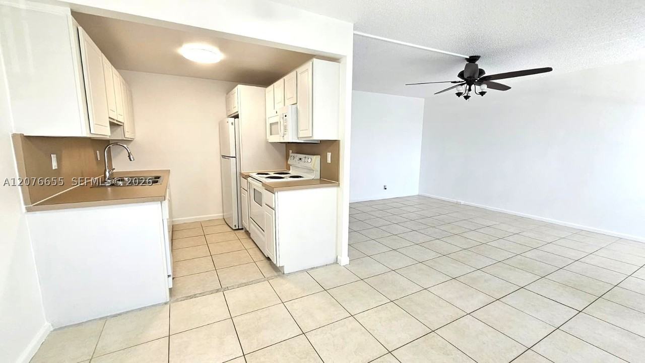 4034 Exeter B #4034 - Photo 6 of 18