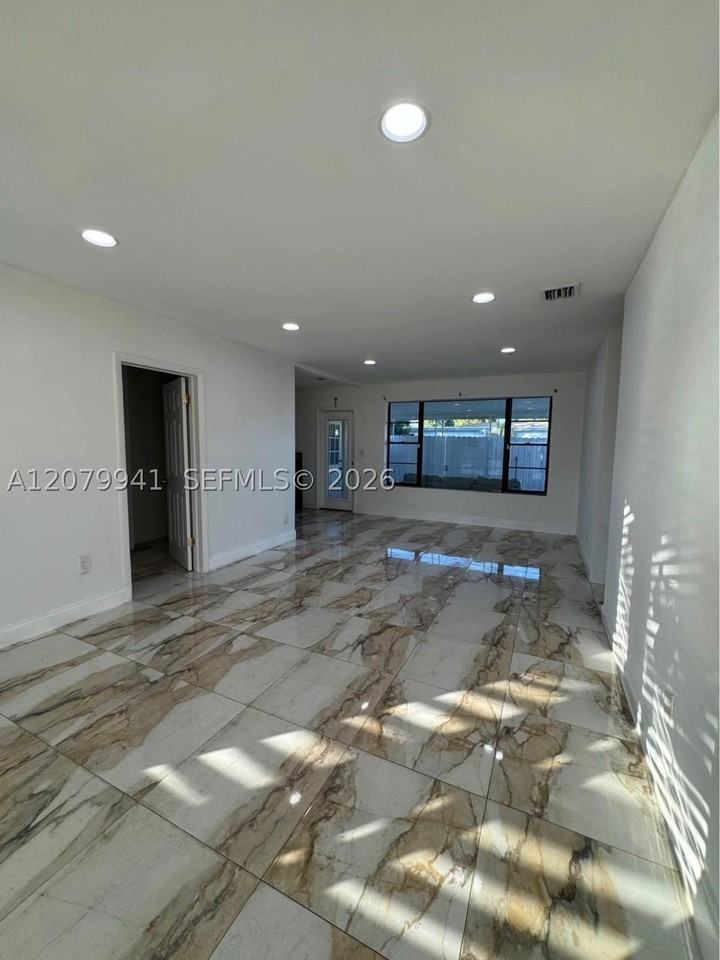 3151 Sw 37th Ave - Photo 2 of 15