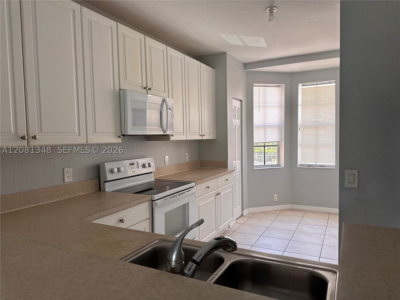 1726 Ne 6th St - Photo 3 of 11
