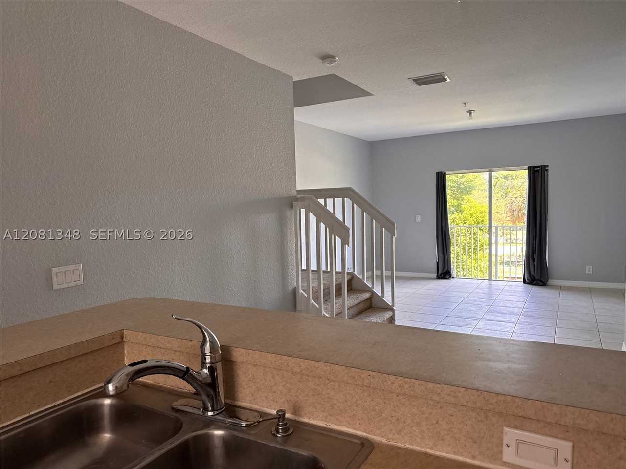 1726 Ne 6th St - Photo 4 of 11