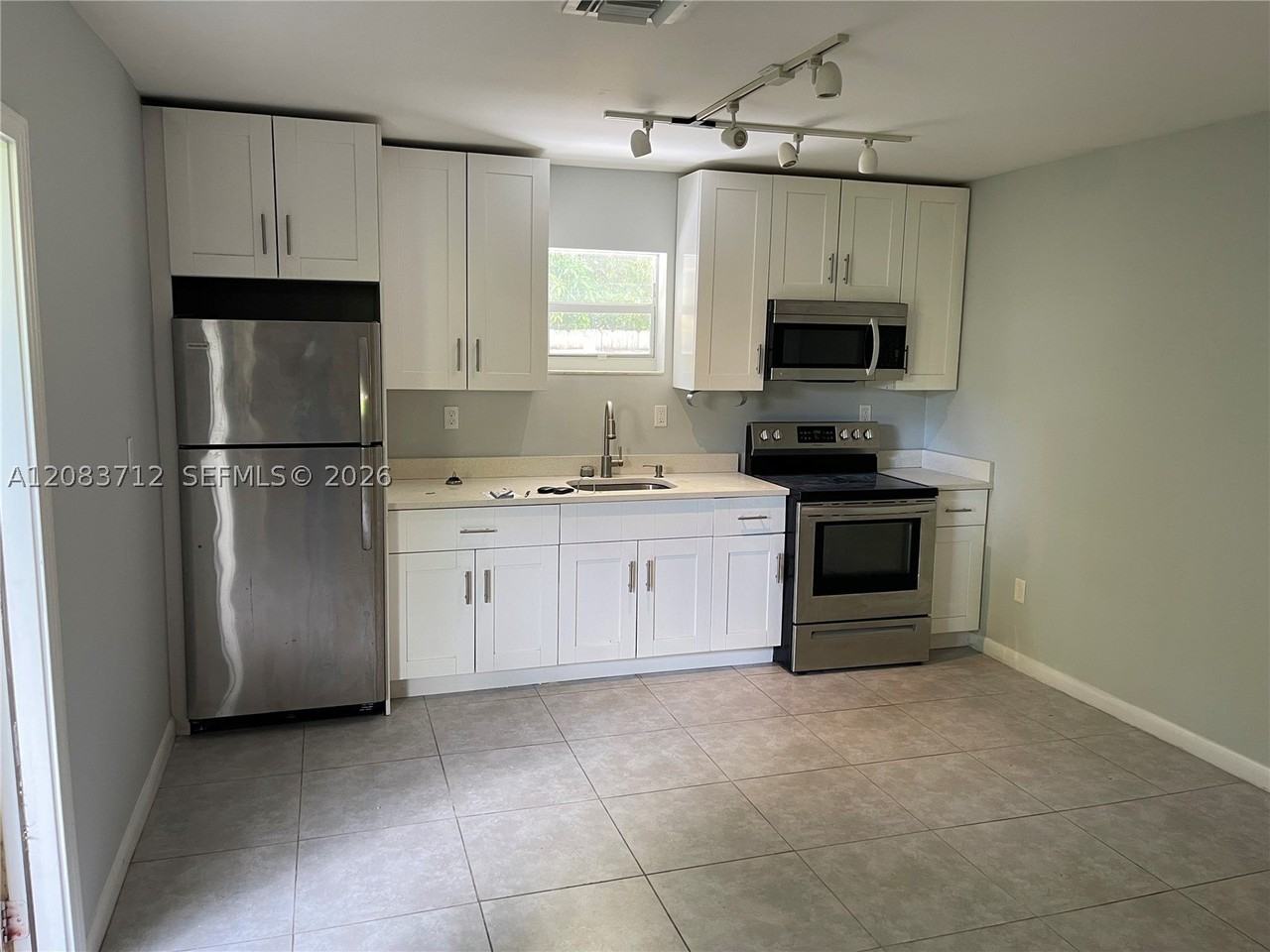 614 Nw 2nd St #A - Photo 4 of 18