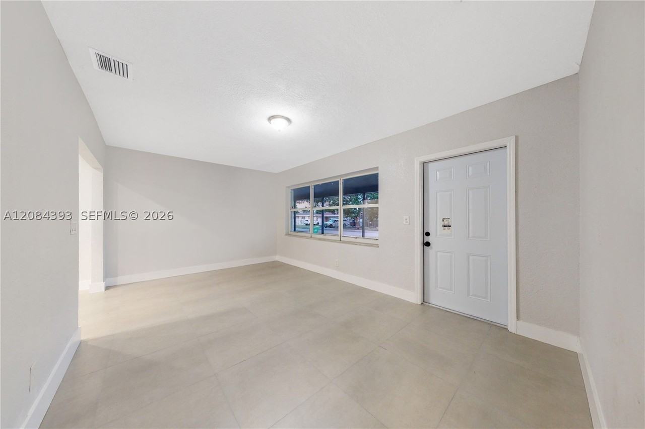 11702 Nw 1st Ave #11702 - Photo 4 of 35