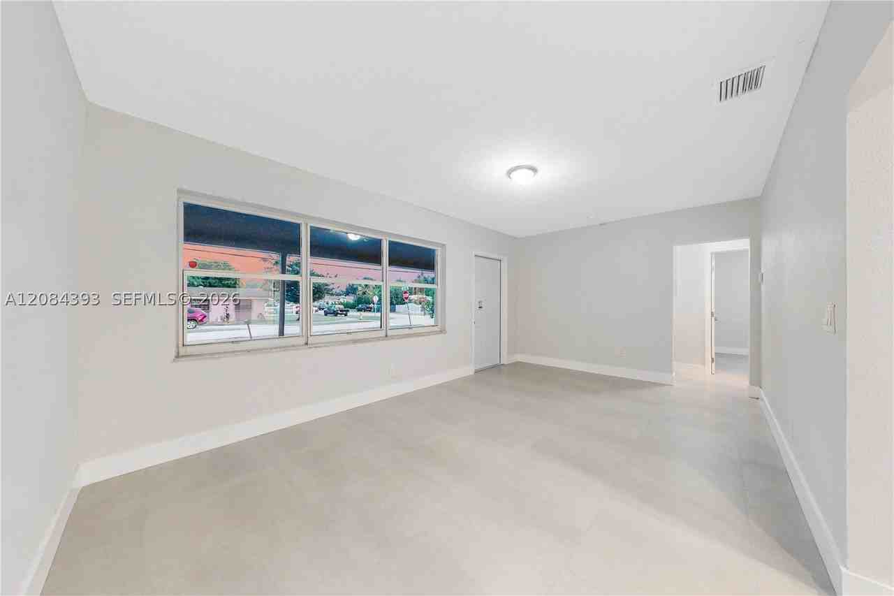 11702 Nw 1st Ave #11702 - Photo 5 of 35