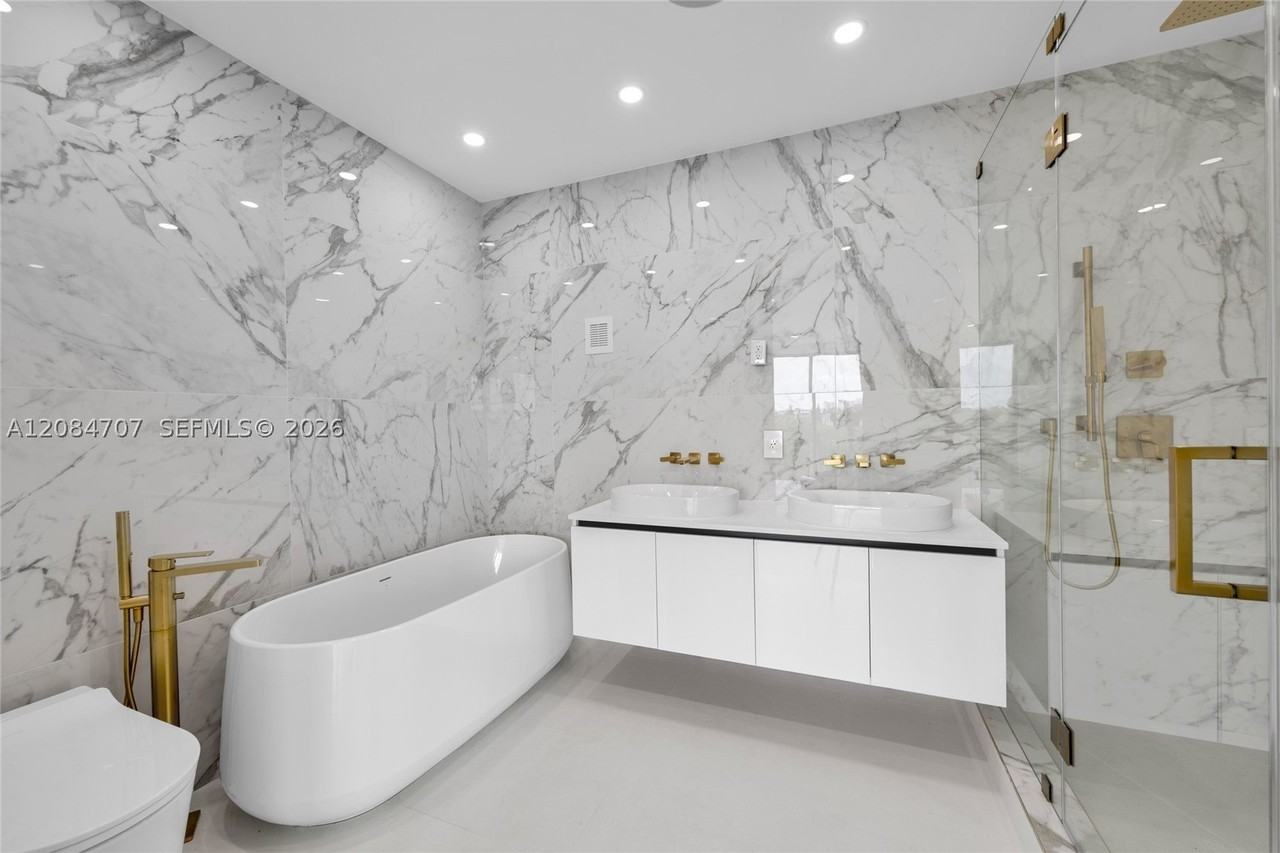 3226 Ne 7th St - Photo 5 of 35