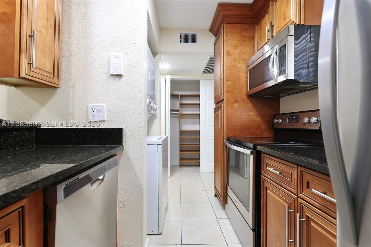 909 Twin Lakes Dr #3F - Photo 4 of 16