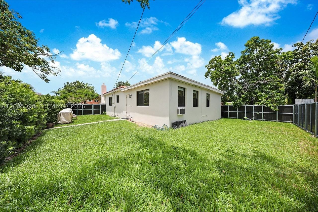 3640 Sw 11th St - Photo 3 of 15
