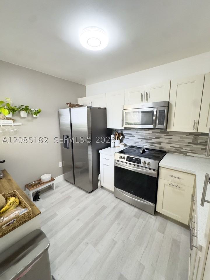 1112 Nw 125th Pl #102 - Photo 3 of 9