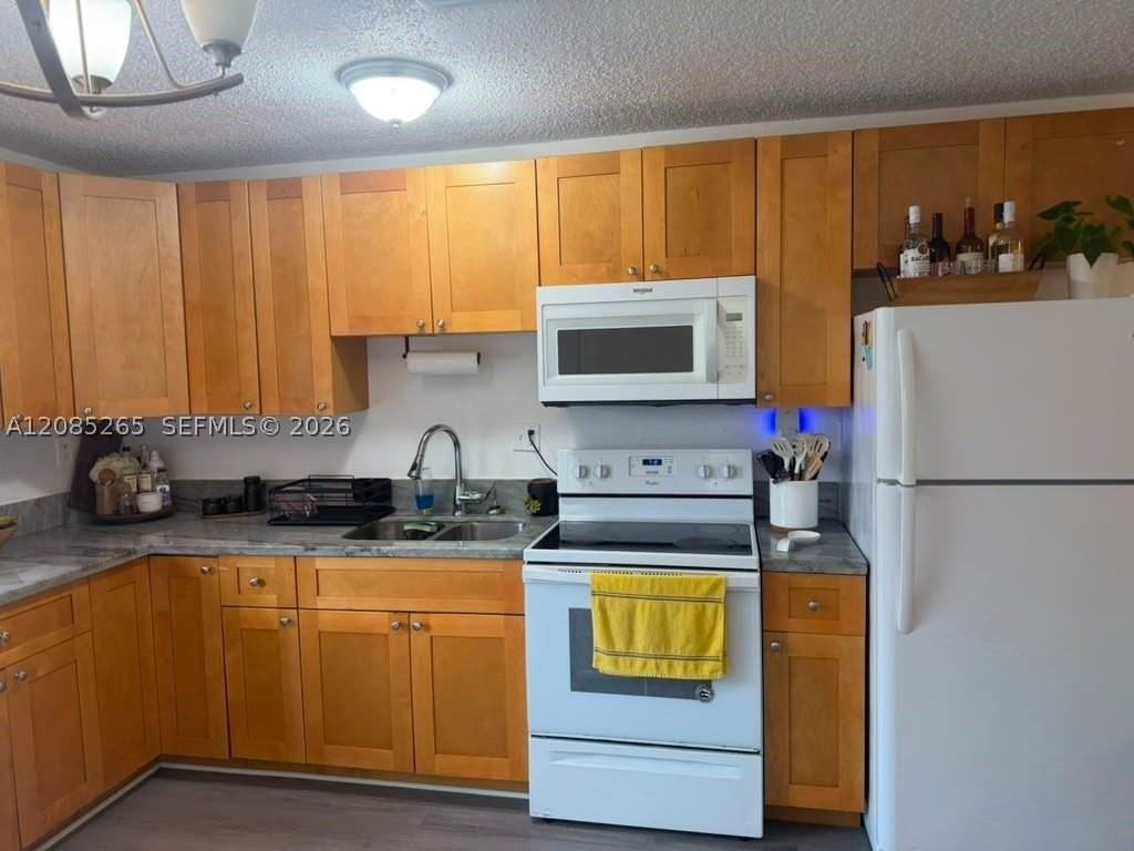 42 W 7th St #202 - Photo 2 of 15